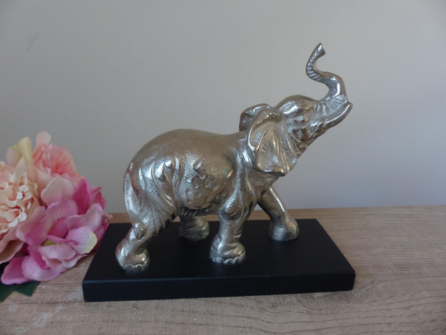 Grande sculpture éléphant métal couleur argent sur socle en bois, figurine éléphant trompe levée décoration bureau joie force paix sagesse