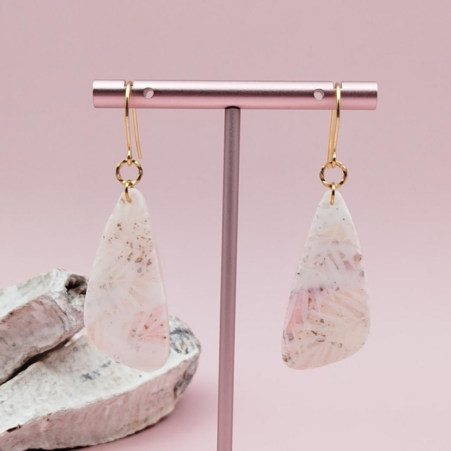 Boucles d&#039;oreilles &quot;Tryos&quot; Effet Marbre Blanc, Rose et Doré, Imprimé Feuillage