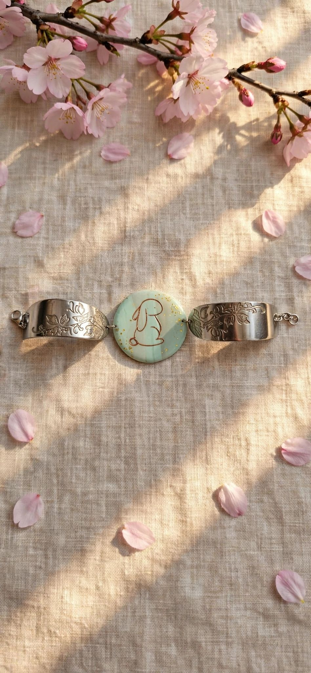 Bracelet lapin artisanal recyclé – Médaillon vert en pâte polymère
