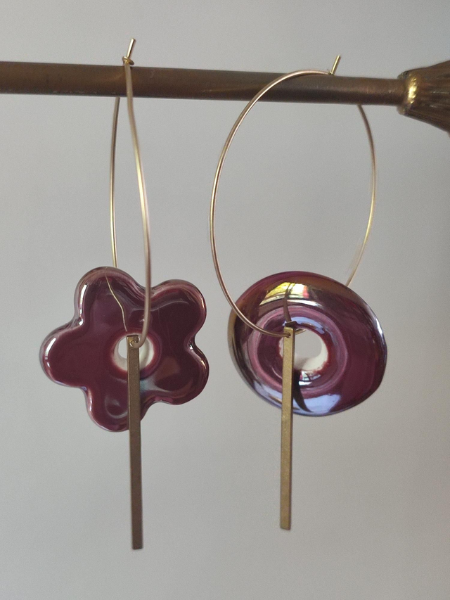 Créoles asymétriques bordeaux en céramique ,tige bronze, créoles en acier inoxydable doré -sans nickel 