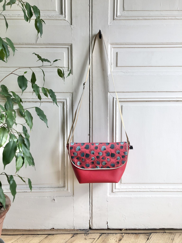 Sac Bandoulière - PLUMES vertes fond rouge, simili cuir rouge