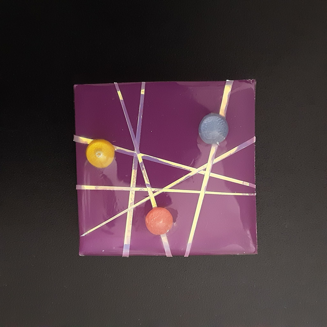 Broche grand carré collection cabochon-fond violet et cabochon bleu-rouge-jaune-bandes irisées