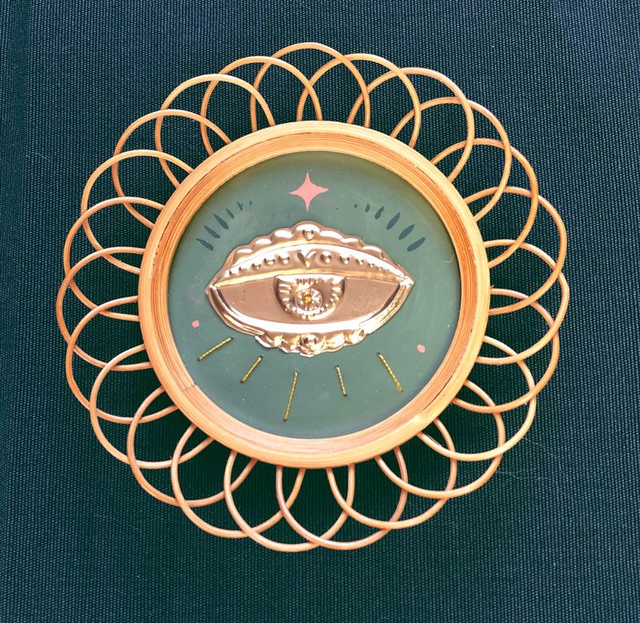 Oeil doré - cadre rond, rosace en rotin