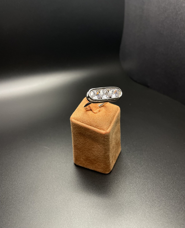 Eclissi Mobile – Anello in Argento 925 con Tre Zirconi Rotanti