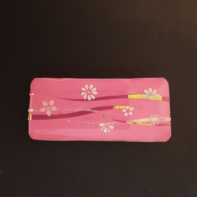 Broche grand rectangle angle arrondi collection Floral fond rose vif et guirlande de fleur rose irisée