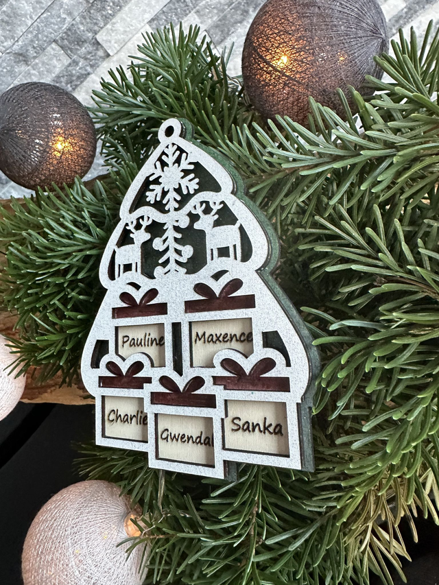 Boule de Noël en bois – Sapin vert et cadeaux personnalisés