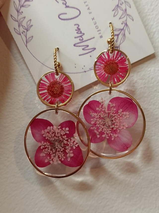 Boucles fleurs séchées fushia 