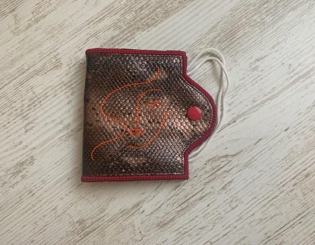 Etui protège-masque simili-cuir "effet croco"