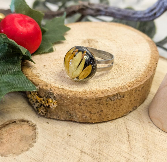 Anillo de resina de flor de toxo