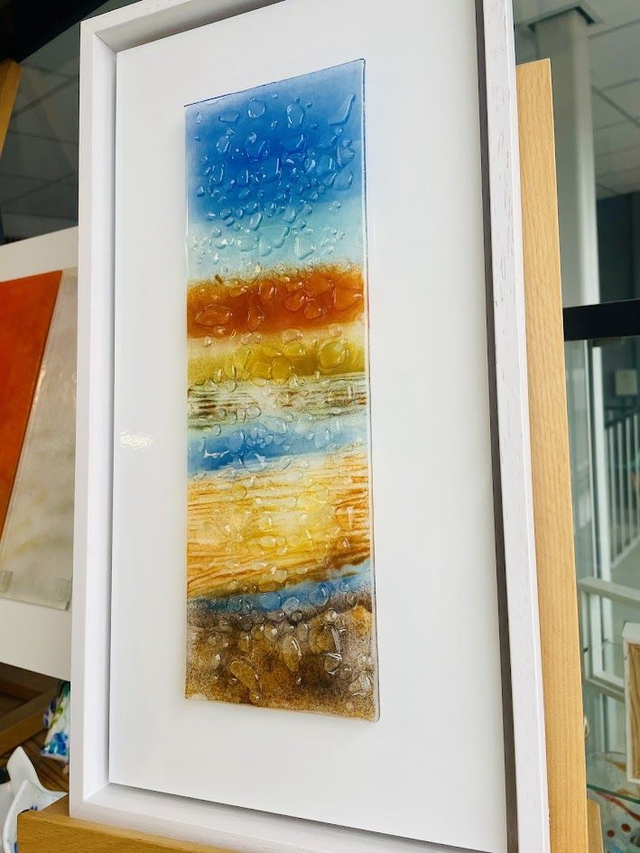 Strandkunst Glaspaneel 12x30 - op wit aluminium 20x40 - in wit houten baklijst 23x34 - Glasschildering met reliëf