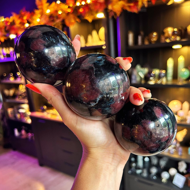 Garnet in Arfedsonite Sphere