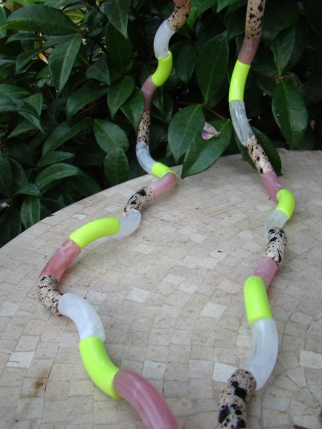 Bijou de téléphone perles tubes Phlorosent Peela