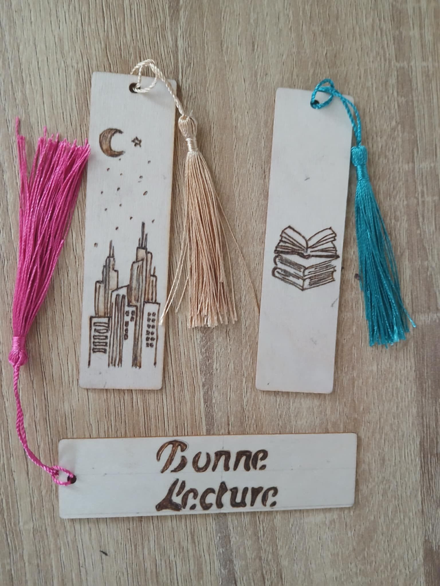 Marque-page en bois personnalisé – Pyrogravure artisanale avec pompon