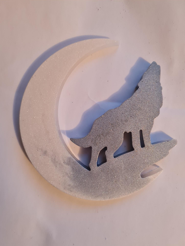 Resin wolf sign