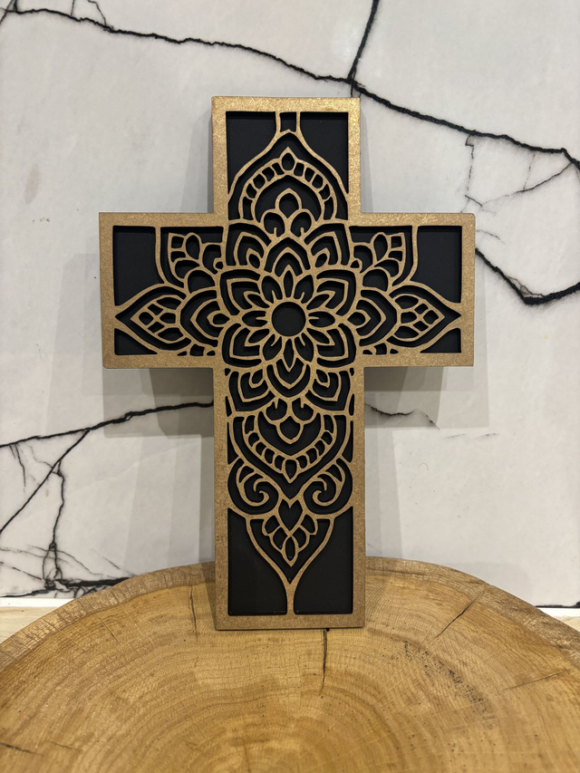 Grande croix or sur noir