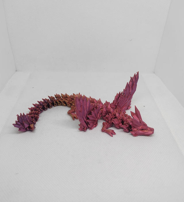 Bébé dragon cristal avec des ailes 