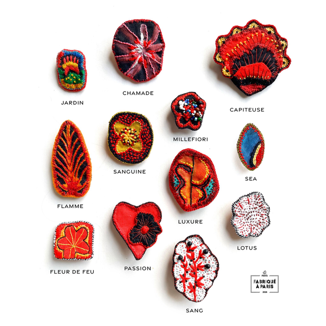 Broches brodées à la main aux tons rouges, pièces uniques