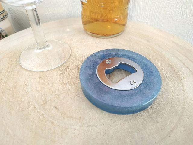 Décapsuleur au bleu étincelant