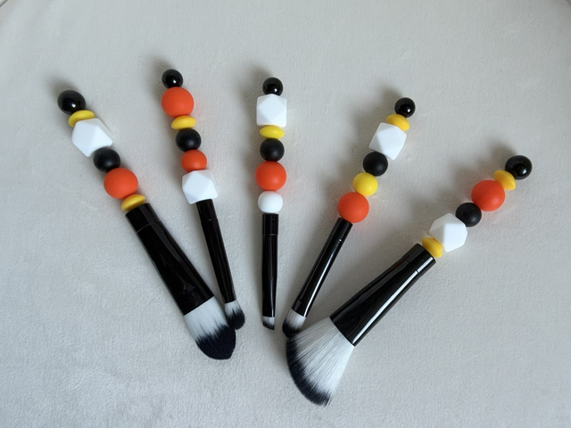 Set de 5 pinceaux de maquillage décorés de perles – Noir, blanc, orange et jaune