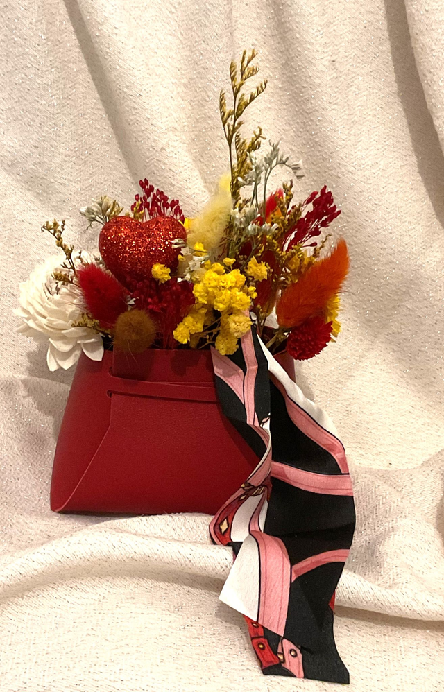 Composition florale mini sac à main rouge