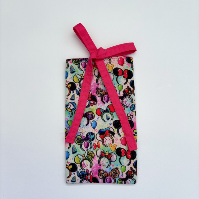 Magical sunglasses pouch