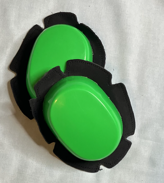 Fluo green knee sliders 