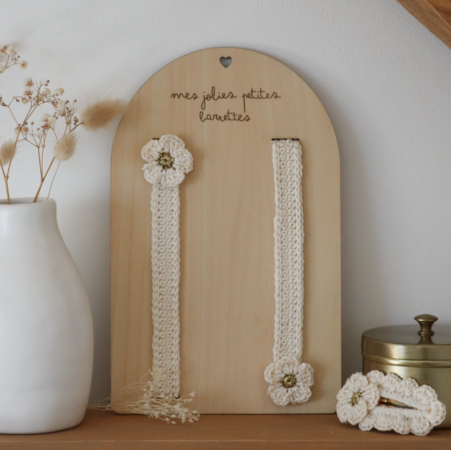 Porte barrettes en bois et crochet couleur vanille