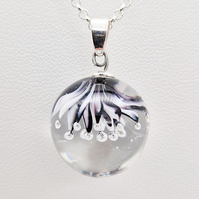 Pendentif Ariel noir et blanc