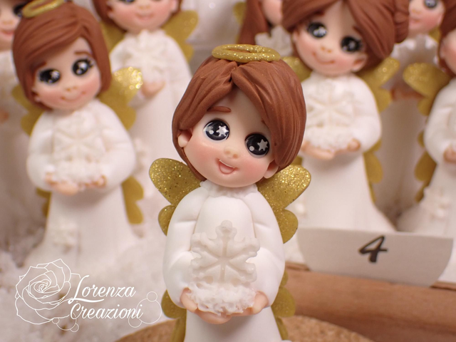 Angioletto del Natale 2025 n° 04  con fiocco di neve, modellato e dipinto a mano. Pezzo unico, da collezione, firmato e numerato. Made in Italy, made in Treviso, Lorenza Creazioni.
