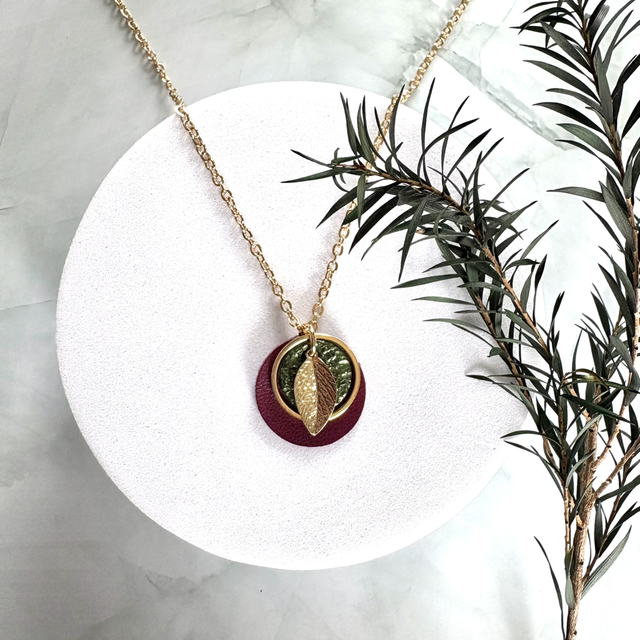 Collier ESSENTIEL Doré à l’Or prune et vert foncé métallisé 