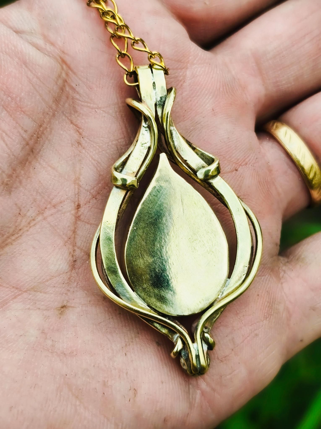 Pendentif Talisman « Christ'al » – Laiton Doré & Cristal Turquoise