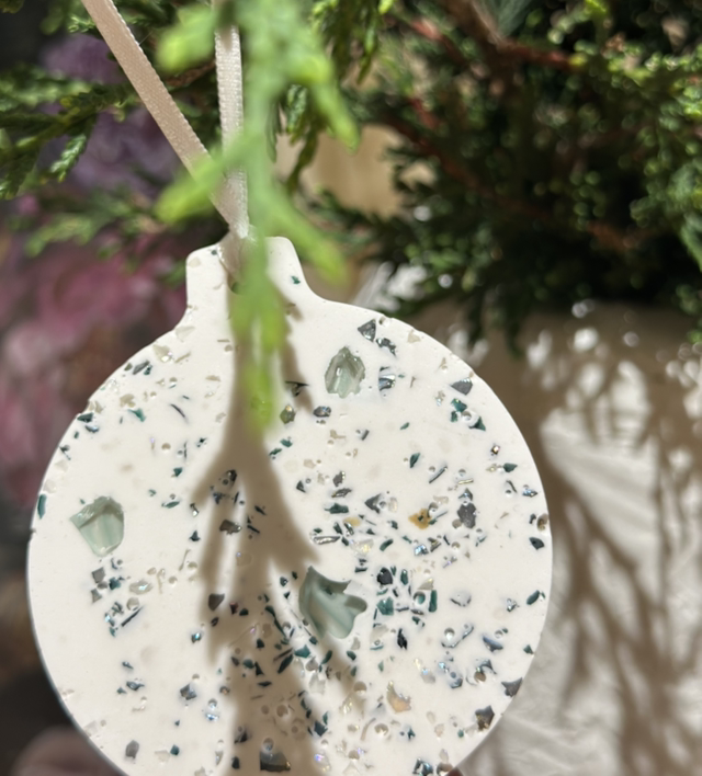 JESMONITE SET OF 5 BAUBLES GREEN