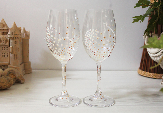 Verres à vin en cristallin peints à la main décorés d'une nuée de petites fleurs blanches formant un coeur 