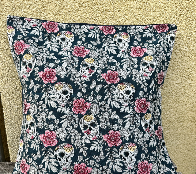 Fourre de coussin motif tête de mort vert 