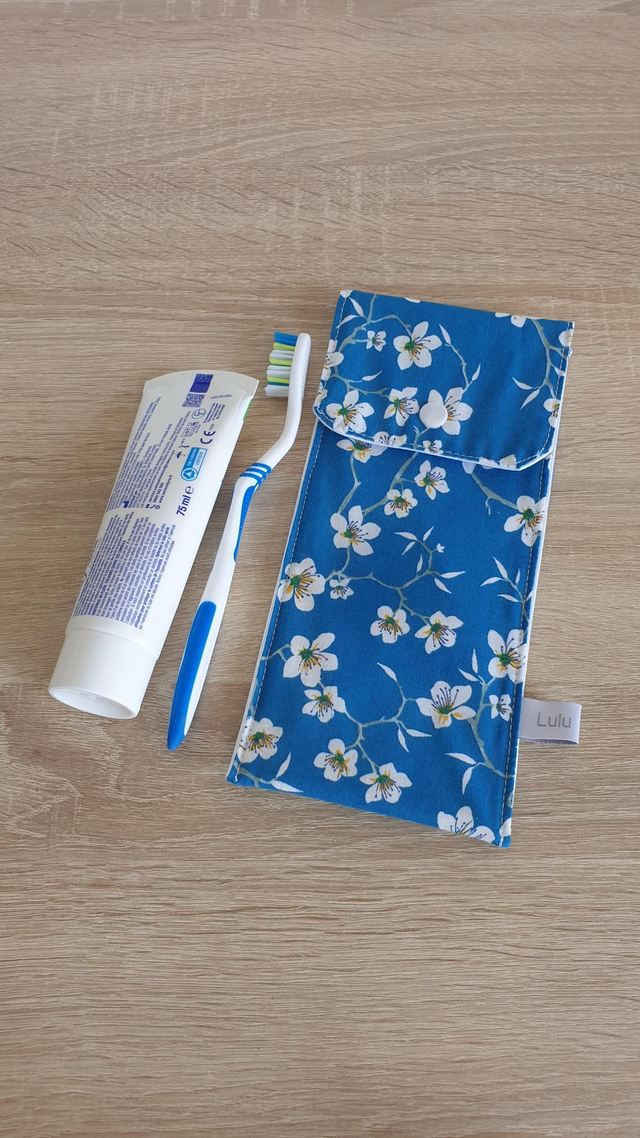 Etui à couverts ou brosse à dents imperméable fleuri bleu