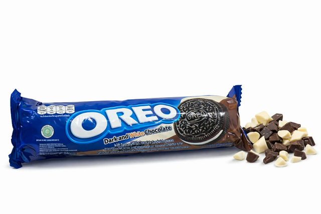 Oreo Roll Sandwich Cookies Dark and White 119.6g