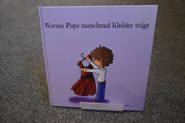 Kinderbuch "Warum Papa manchmal Kleider trägt"