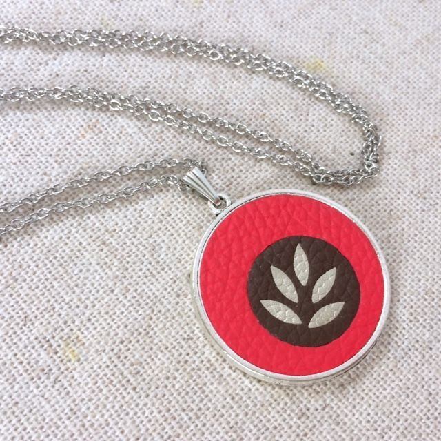 Collier réversible « Duo » argenté support de cabochon double face, marqueterie de cuir de vachette couleur rouge coquelicot et chocolat