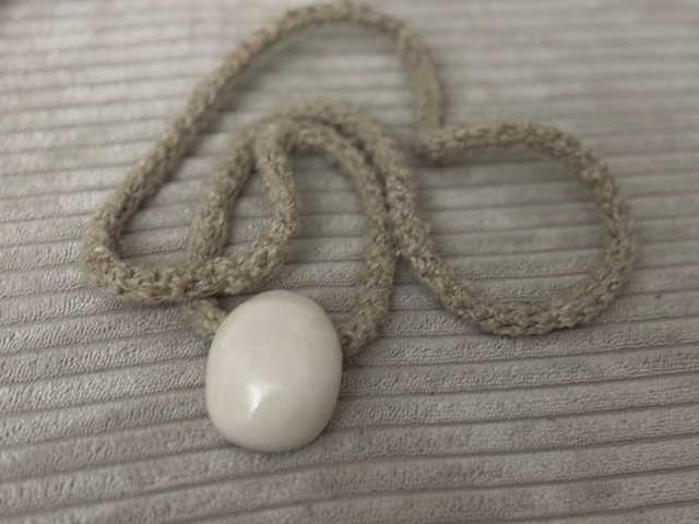 Verižica z glinenim kamnom - bela