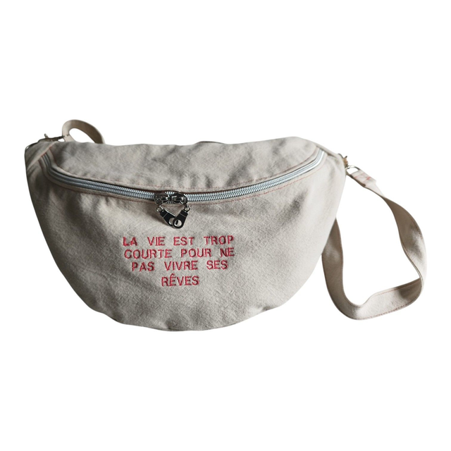 Sac banane en coton épais écru avec broderie LA VIE EST TROP COURTE POUR NE PAS VIVRE SES REVES