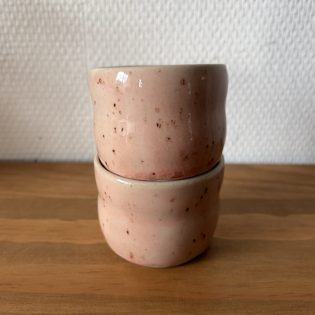Duo de tasses à expresso artisanales en grès rose moucheté