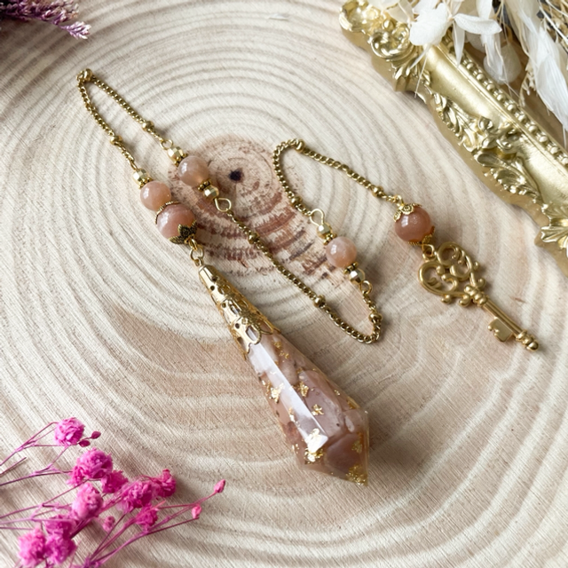 Grand pendule divinatoire en pierre de lune rose, modèle clef