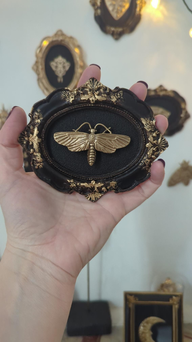 Cadre baroque noir vieilli papillon 