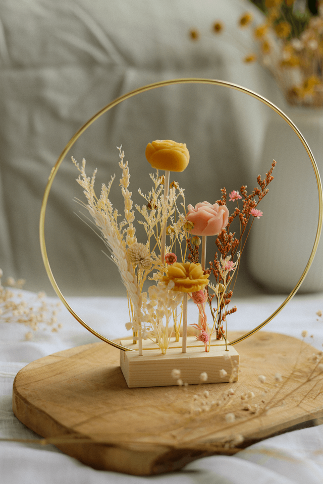 Anneau fleuri décoratif - Fleurs séchées &amp; Fleurs en cire d’abeille