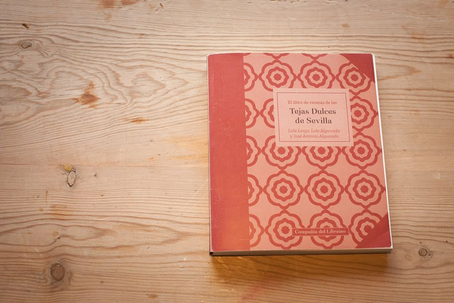 El Libro de Recetas de las Tejas Dulces de Sevilla