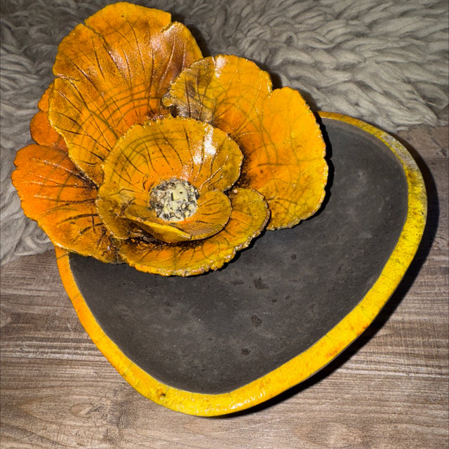 Raku | Herzschale mit Blüte (orange)