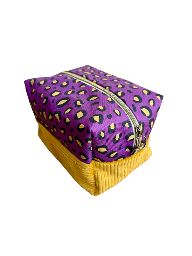 Trousse de toilette carré - tissu intérieur imperméable - LEOPARD velours jaune + prune