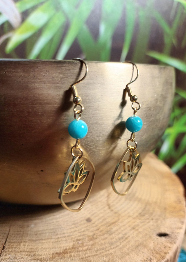 Boucles d&#039;oreilles en amazonite du Pérou et fleur de lotus