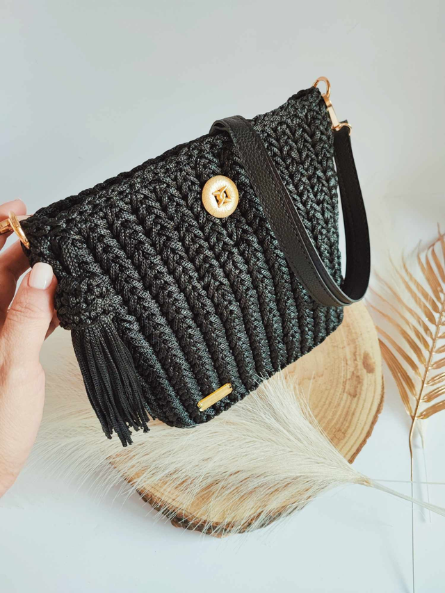 Sac Eva – Petit sac à main en crochet noir fait main, base en cuir, fermeture magnétique dorée et bandoulière réglable