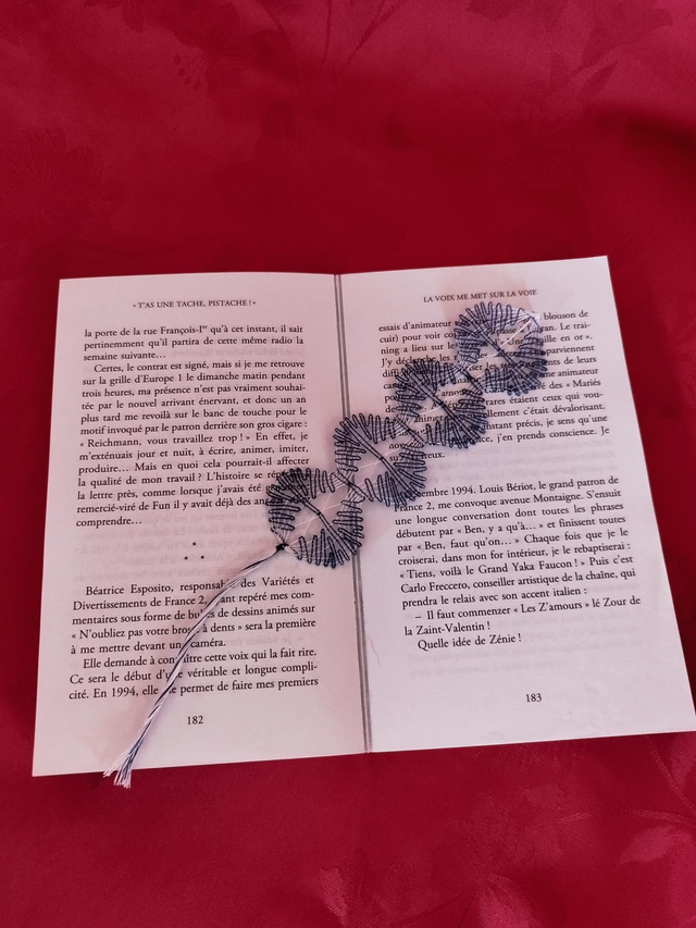 Marque pages blanc et bleu. Tout en rondeur 